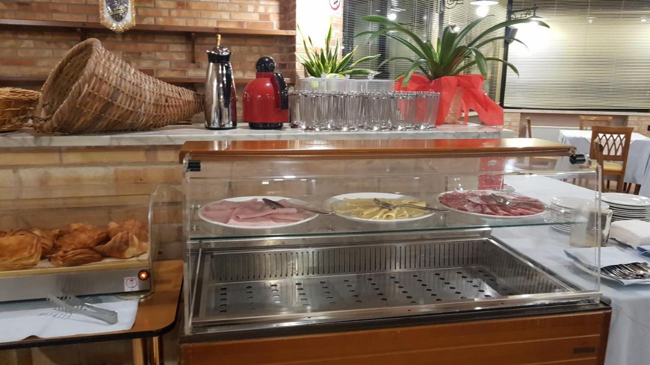 Hotel Holiday 포자 외부 사진